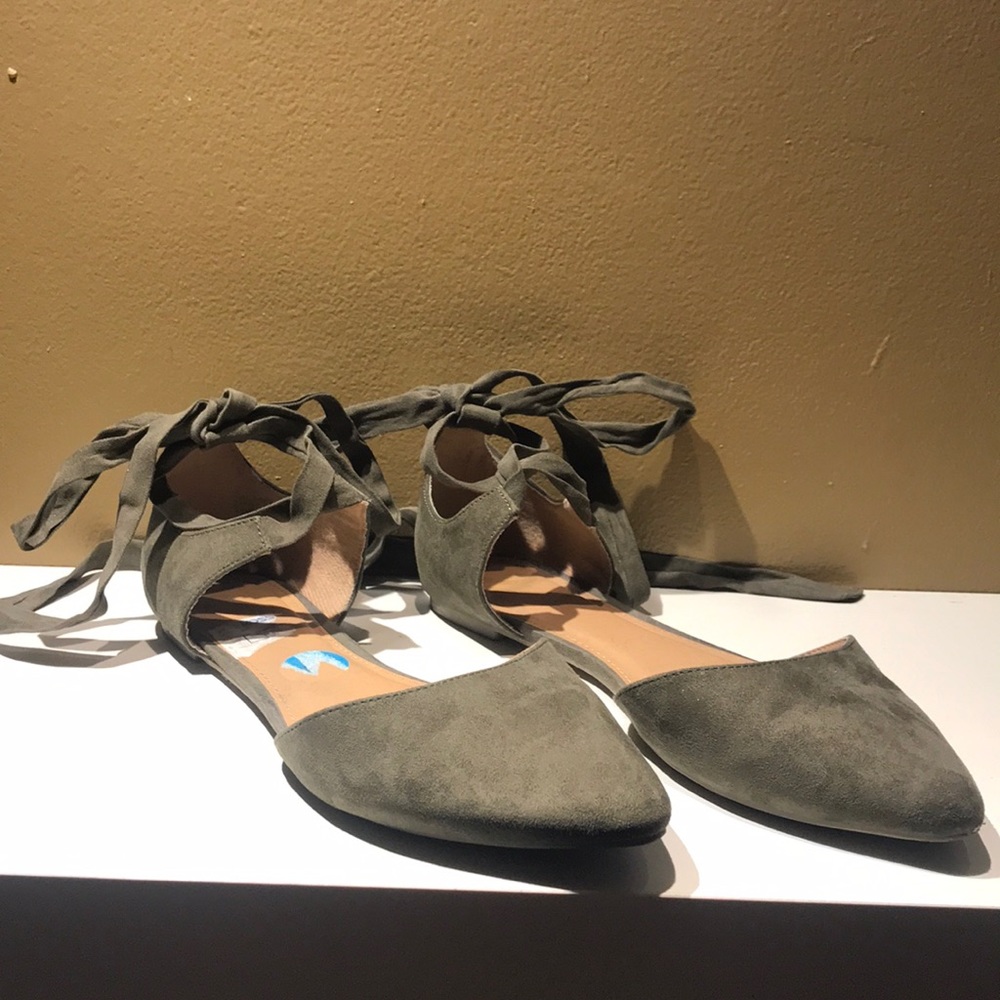 Wide width pointed ballet flat